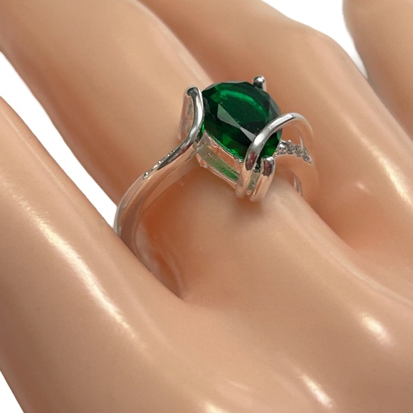 Synthetic Emerald Centre Stone Ring Rhinestone Detail 925 Silver Plate Size 8 - Picture 3 of 10